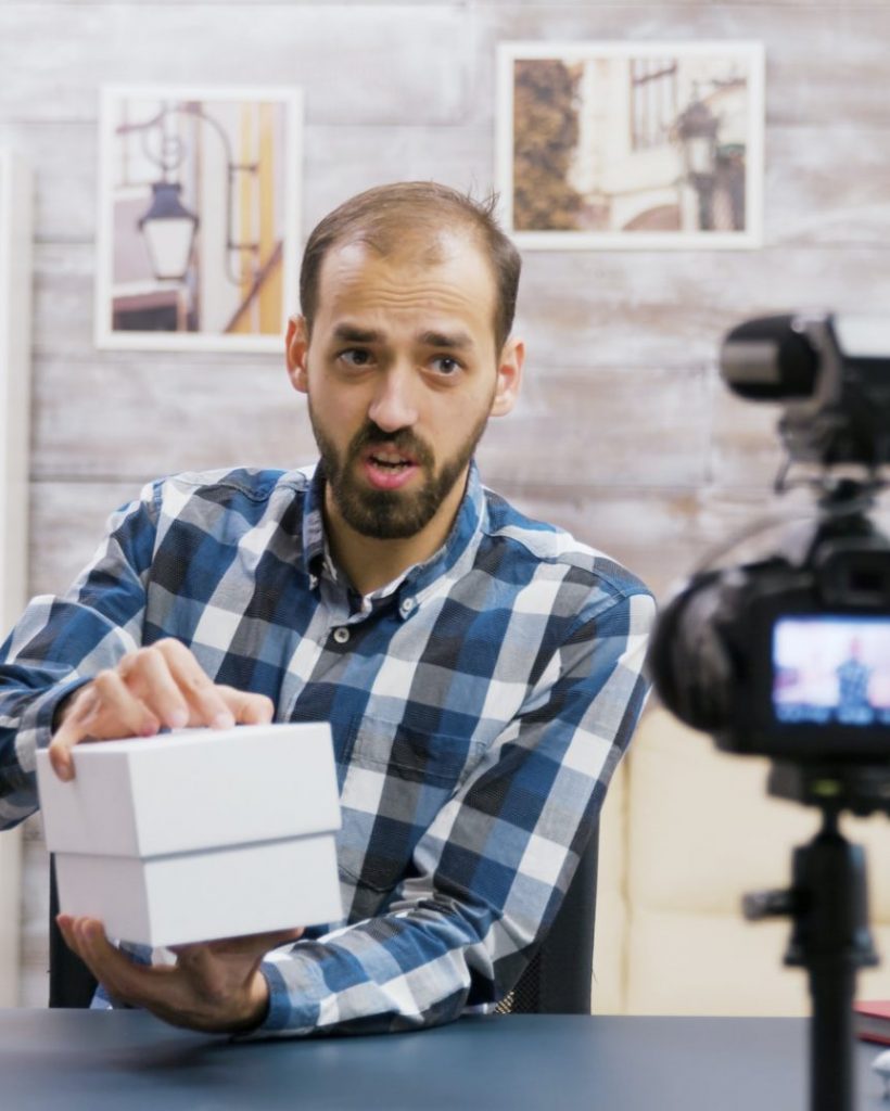 famous-young-influencer-recording-the-unboxing-of-a-phone-e1651201701764-po25jydjxz8pm5vpzm1soc0slcna9fsqn9b7pijfuo